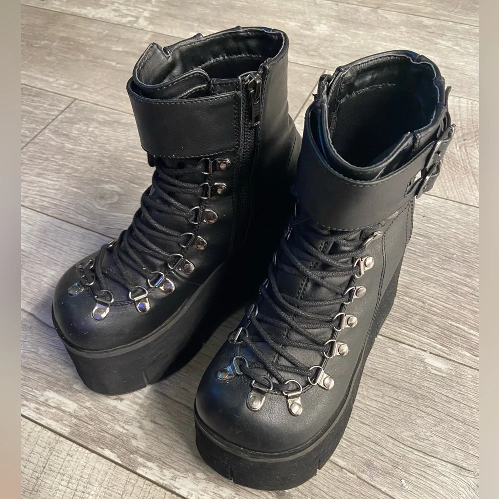 Size 8 Kera 21 boots by Demonia - Picture 3 of 11